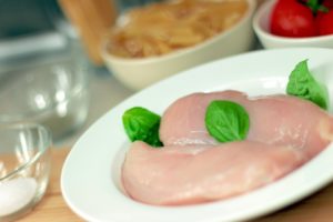 ささみと鶏胸肉の違いは？鶏胸肉の茹で方のおすすめや、ささみ一本のカロリーは？