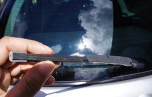 ワイパー交換はどこでできる？交換時期・頻度や自分でできるやり方について　